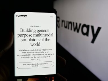 Stuttgart, Almanya - 01-30-2025: ABD 'li yapay zeka şirketi Runway AI Inc.' in web sayfası olan akıllı telefonu ekranda logolu kişi. Telefon ekranının merkezine odaklan.