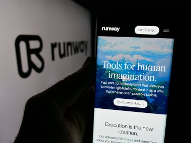 Stuttgart, Almanya - 01-30-2025: ABD 'li yapay zeka şirketi Runway AI Inc.' in web sayfası bulunan cep telefonu ekranda logolu. Telefon ekranının merkezine odaklan.
