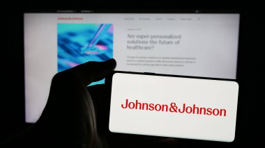 Stuttgart, Almanya - 01-30-2025: ABD 'li ilaç şirketi Johnson ve Johnson' ın logosunun bulunduğu cep telefonu web sayfasının önünde ekranda. Telefon ekranına odaklan.