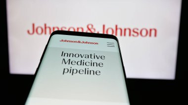 Stuttgart, Almanya - 01-30-2025: ABD 'li ilaç şirketi Johnson ve Johnson' ın web sitesi iş logosu önünde ekranda. Telefon ekranının sol üst kısmına odaklan.