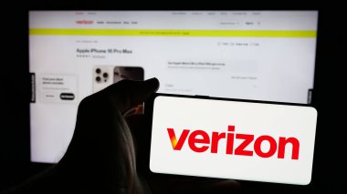Stuttgart, Almanya - 01-30-2025: ABD 'li telekom şirketi Verizon Communications Inc.' in logosunun bulunduğu cep telefonu web sayfası önünde ekranda. Telefon ekranına odaklan.