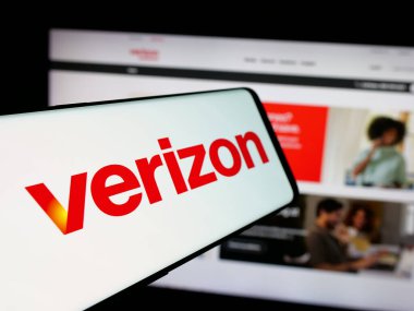 Stuttgart, Almanya - 01-30-2025: İnternet sitesi önünde ekranda ABD 'li telekom şirketi Verizon Communications Inc.' in logosunun bulunduğu cep telefonu. Telefon ekranının merkez soluna odaklan.