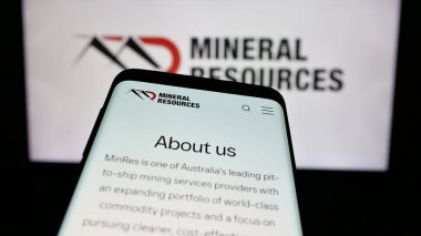 Stuttgart, Almanya - 01-30-2025: Maden şirketi Mineral Resources Limited 'in (Mineral Resources Limited) web sitesine sahip akıllı telefon iş logosu önünde ekranda. Telefon ekranının sol üst kısmına odaklan.