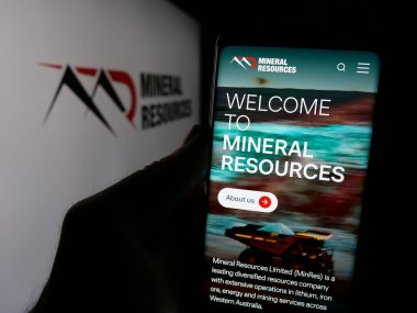 Stuttgart, Almanya - 01-30-2025: Maden şirketi Mineral Resources Limited 'in (Mineral Resources Limited) web sayfası logo ile ekranda bulunan kişi. Telefon ekranının merkezine odaklan.