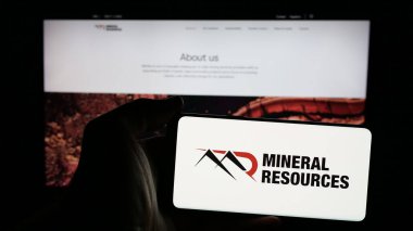 Stuttgart, Almanya - 01-30-2025: Maden şirketi Mineral Kaynakları Limited 'in (Mineral Resources Limited) logosuna sahip cep telefonu web sayfası önünde ekranda. Telefon ekranına odaklan.