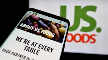 Stuttgart, Almanya - 01-31-2025: US Foods Holding Corp. adlı gıda şirketinin web sitesi olan akıllı telefon, iş logosu önünde ekranda. Telefon ekranının sol üst kısmına odaklan.