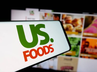 Stuttgart, Almanya - 01-31-2025: Gıda şirketi US Foods Holding Corp 'un logosunun yer aldığı cep telefonu iş dünyasının web sitesinin önünde ekranda. Telefon ekranının merkez soluna odaklan.