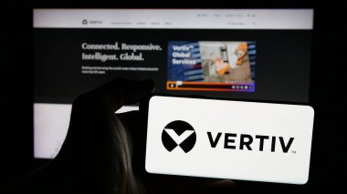 Stuttgart, Almanya - 01-31-2025: Amerikan teknoloji şirketi Vertiv Holding Co. 'nun logosunun bulunduğu cep telefonu web sayfasının önünde ekranda. Telefon ekranına odaklan.