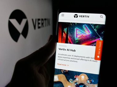 Stuttgart, Almanya - 01-31-2025: ABD 'li teknoloji şirketi Vertiv Holding Co.' nun web sayfası olan cep telefonu logonun önünde ekranda. Telefon ekranının merkezine odaklan.