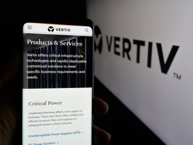 Stuttgart, Almanya - 01-31-2025: ABD 'li teknoloji şirketi Vertiv Holding Co.' nun web sayfası olan cep telefonu logosu önünde ekranda. Telefon ekranının merkezine odaklan.
