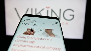 Stuttgart, Almanya - 01-31-2025: İş logosu önünde ekranda ABD 'li biyofizik şirketi Viking Therapeutics Inc.' in web sitesi bulunan cep telefonu. Telefon ekranının sol üst kısmına odaklan.