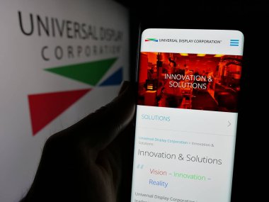 Stuttgart, Almanya - 01-31-2025: ABD 'li OLED şirketi Universal Explay Corporation' ın web sayfası ve logosu olan kişi. Telefon ekranının merkezine odaklan.