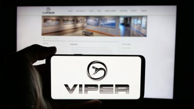 Stuttgart, Almanya - 01-31-2025: Üzerinde ABD 'li petrol ve gaz şirketi Viper Energy Inc.' in logosu olan cep telefonu sahibi kişi iş sayfasının önünde ekranda. Telefon ekranına odaklan.