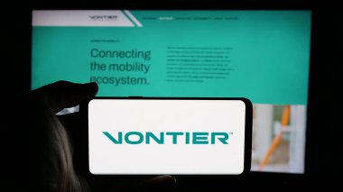 Stuttgart, Almanya - 01-31-2025: ABD 'li sanayi şirketi Vontier Corporation' ın logosuyla cep telefonu sahibi kişi iş sayfasının önünde ekranda görülüyor. Telefon ekranına odaklan.
