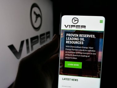 Stuttgart, Almanya - 01-31-2025: ABD 'li petrol ve doğalgaz şirketi Viper Energy Inc.' in web sayfası olan cep telefonu logonun önünde ekranda. Telefon ekranının merkezine odaklan.