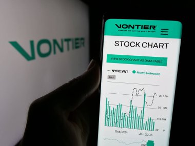 Stuttgart, Almanya - 01-31-2025: ABD 'li sanayi şirketi Vontier Corporation' ın web sayfası logonun önünde duran kişi. Telefon ekranının merkezine odaklan.