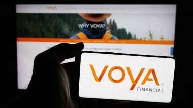 Stuttgart, Almanya - 01-31-2025: Amerikan finans şirketi Voya Financial Inc. 'in logosunun bulunduğu cep telefonu web sayfasının önünde ekranda. Telefon ekranına odaklan.