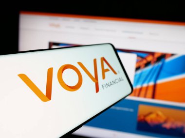 Stuttgart, Almanya - 01-31-2025: İnternet sitesi önünde ekranda Voya Financial Inc. 'in logosuna sahip akıllı telefon. Telefon ekranının merkez soluna odaklan.