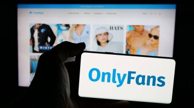 Stuttgart, Almanya - 01-31-2025: İngiliz abonelik platformu şirketi OnlyFans 'ın logosunun bulunduğu cep telefonu web sayfası önünde ekranda. Telefon ekranına odaklan.
