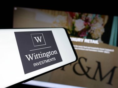 Stuttgart, Almanya - 01-31-2025: Wittington Yatırım Şirketi logosuna sahip akıllı telefon web sitesinin önünde ekranda. Telefon ekranının merkez soluna odaklan.