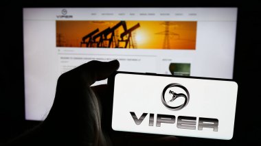Stuttgart, Almanya - 01-31-2025: İnternet sayfasının önünde üzerinde Amerikan petrol ve gaz şirketi Viper Energy Inc. 'in logosu bulunan cep telefonu sahibi kişi. Telefon ekranına odaklan.