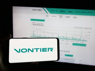 Stuttgart, Almanya - 01-31-2025: ABD 'li sanayi şirketi Vontier Corporation' ın logosunu elinde tutan kişi web sitesinin önünde ekranda. Telefon ekranına odaklan.