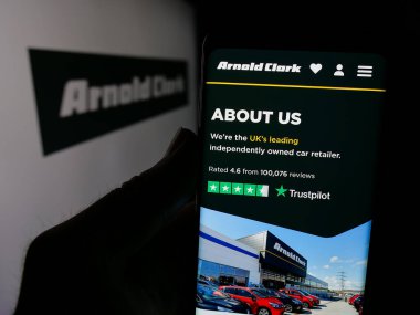 Stuttgart, Almanya - 03-04-2025: Otomobil şirketi Arnold Clark Automobiles Ltd. 'nin logosu olan web sayfası ekranda. Telefon ekranının merkezine odaklan.