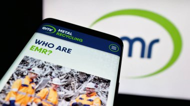 Stuttgart, Almanya - 03-04-2025: İngiliz European Metal Recycling Limited (EMR) şirketinin logosunun yer aldığı cep telefonu iş web sitesi önünde ekranda. Telefon ekranının sol üst kısmına odaklan.