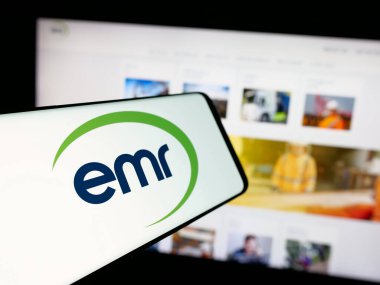 Stuttgart, Almanya - 03-04-2025: İngiliz şirketi European Metal Recycling Limited 'in logosuna sahip akıllı telefon iş dünyasının web sitesi önünde ekrana yansıdı. Telefon ekranının merkez soluna odaklan.