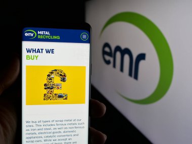 Stuttgart, Almanya - 03-04-2025: Logonun önünde üzerinde İngiliz Avrupa Metal Geri Dönüşüm Limited (EMR) şirketinin logosu bulunan web sayfası bulunuyor. Telefon ekranının merkezine odaklan.