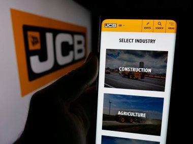 Stuttgart, Almanya - 03-04-2025: İngiliz J.C. Bamford Excavators Limited (JCB) şirketinin logosu olan web sayfası ekranda. Telefon ekranının merkezine odaklan.