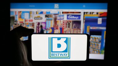 Stuttgart, Almanya - 03-04-2025: İngiliz Bestway Group Limited şirketinin logosuyla cep telefonu sahibi kişi iş sayfasının önünde ekranda. Telefon ekranına odaklan.