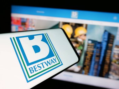 Stuttgart, Almanya - 03-04-2025: İngiliz Bestway Group Limited şirketinin logosuna sahip akıllı telefon iş dünyasının web sitesi önünde ekrana yansıdı. Telefon ekranının merkezine odaklan.