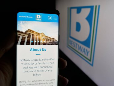 Stuttgart, Almanya - 03-04-2025: İngiliz Bestway Group Limited şirketinin logosunun bulunduğu web sayfası logonun önünde ekranda. Telefon ekranının merkezine odaklan.