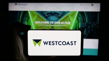 Stuttgart, Almanya - 03-04-2025: İngiliz bilişim şirketi Westcoast Limited 'in logosunun bulunduğu cep telefonu web sayfası önünde ekranda. Telefon ekranına odaklan.