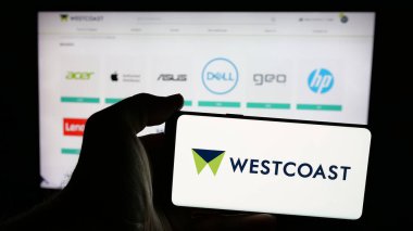 Stuttgart, Almanya - 03-04-2025: İngiliz bilişim şirketi Westcoast Limited 'in logosunun bulunduğu cep telefonu web sayfasının önünde ekranda. Telefon ekranına odaklan.