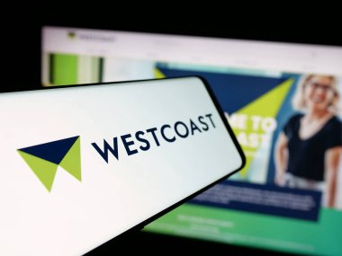 Stuttgart, Almanya - 03-04-2025: İngiliz bilişim şirketi Westcoast Limited 'in logolu akıllı telefon web sitesinin önünde ekranda. Telefon ekranının merkez soluna odaklan.