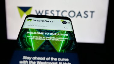 Stuttgart, Almanya - 03-04-2025: İngiliz bilişim şirketi Westcoast Limited 'in logolu cep telefonu web sitesinin önünde ekranda. Telefon ekranının sol üst kısmına odaklan.