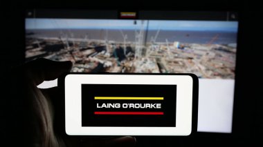 Stuttgart, Almanya - 03-04-2025: İngiliz inşaat şirketi Laing O 'Rourke' un logosunun bulunduğu cep telefonu web sayfası önünde ekranda. Telefon ekranına odaklan.