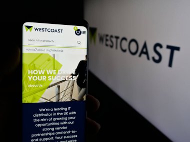 Stuttgart, Almanya - 03-04-2025: İngiliz bilişim şirketi Westcoast Limited 'in logosunun bulunduğu web sayfası logonun önünde ekranda. Telefon ekranının merkezine odaklan.