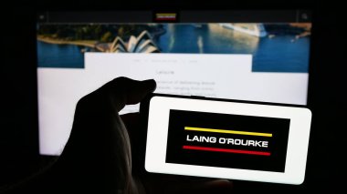 Stuttgart, Almanya - 03-04-2025: İngiliz inşaat şirketi Laing O 'Rourke' un logosunun bulunduğu cep telefonu web sayfası önünde ekranda. Telefon ekranına odaklan.