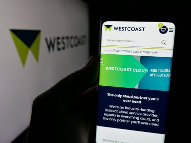 Stuttgart, Almanya - 03-04-2025: İngiliz bilişim şirketi Westcoast Limited 'in web sayfası olan cep telefonu logonun önünde ekranda. Telefon ekranının merkezine odaklan.