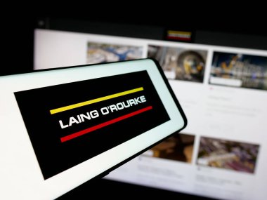 Stuttgart, Almanya - 03-04-2025: İngiliz inşaat firması Laing O 'Rourke' un logosuna sahip akıllı telefon web sitesinin önünde ekranda. Telefon ekranının merkez soluna odaklan.