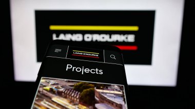 Stuttgart, Almanya - 03-04-2025: İngiliz inşaat şirketi Laing O 'Rourke' un logosunun yer aldığı cep telefonu web sitesinin önünde ekranda. Telefon ekranının sol üst kısmına odaklan.