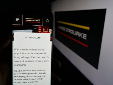 Stuttgart, Almanya - 03-04-2025: İngiliz inşaat şirketi Laing O 'Rourke' un logosu olan web sayfası ekranda logonun önünde duruyor. Telefon ekranının merkezine odaklan.