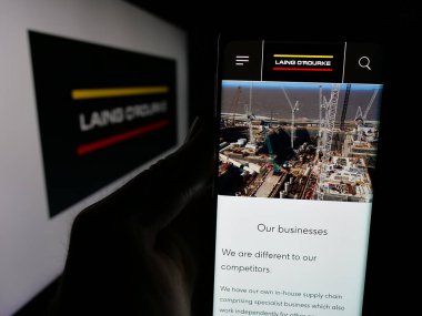 Stuttgart, Almanya - 03-04-2025: İngiliz inşaat firması Laing O 'Rourke' un internet sayfası olan cep telefonu logonun önünde ekranda. Telefon ekranının merkezine odaklan.