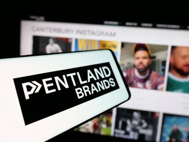 Stuttgart, Almanya - 03-04-2025: İngiliz perakende şirketi Pentland Group 'un logosuna sahip akıllı telefon iş dünyasının web sitesinin önünde ekranda. Telefon ekranının merkez soluna odaklan.