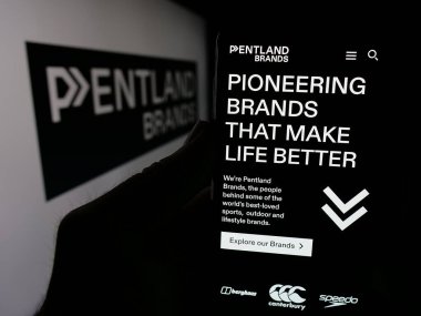 Stuttgart, Almanya - 03-04-2025: İngiliz perakende şirketi Pentland Group plc 'in web sayfası olan cep telefonu logonun önünde ekranda. Telefon ekranının merkezine odaklan.
