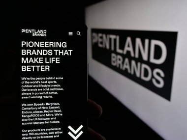 Stuttgart, Almanya - 03-04-2025: İngiliz perakende şirketi Pentland Group plc 'nin logosunun bulunduğu web sitesi logosu ekranda. Telefon ekranının merkezine odaklan.