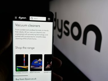 Stuttgart, Almanya - 03-04-2025: Üzerinde ev aletleri şirketi Dyson Limited 'in logosu bulunan web sayfası logonun önünde duruyor. Telefon ekranının merkezine odaklan.